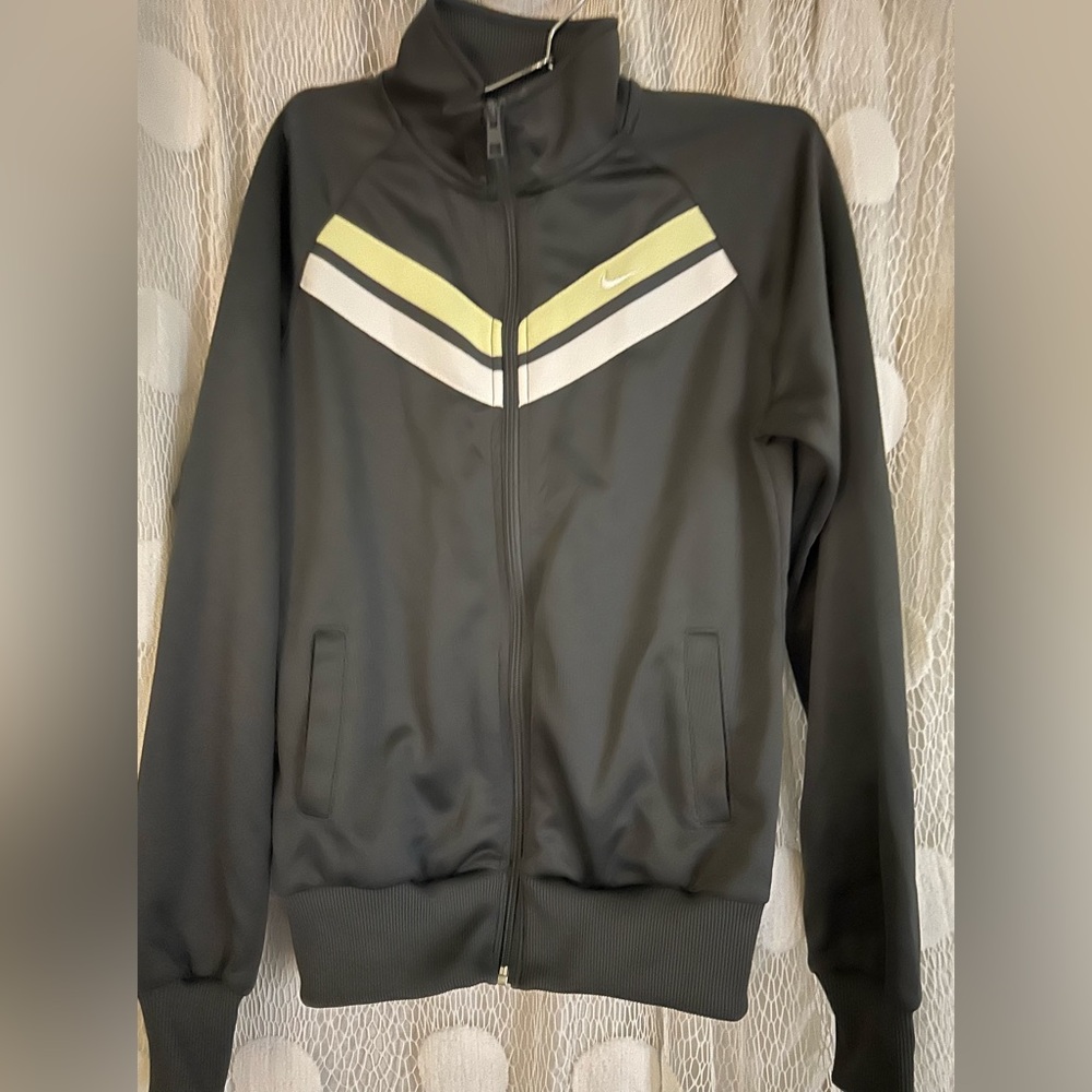 Unisex Nike the athletic Dept- small size. Good condition.